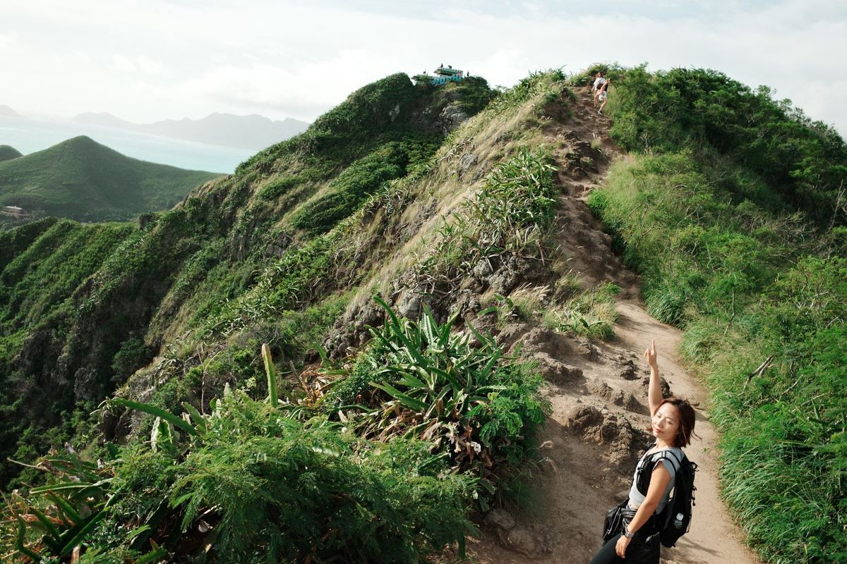 Hiking a ridge trail above Oʻahu with ocean views